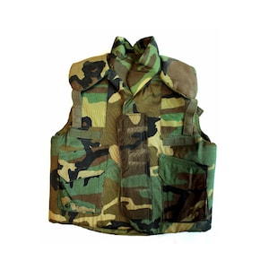 Puede incluir: Un chaleco de camuflaje con múltiples bolsillos y cuello alto. El chaleco presenta tonos de verde, marrón y negro, típicos de la ropa de estilo militar. Tiene hombreras y correas ajustables.