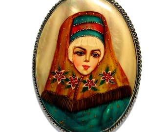 Broche ruso vintage: retrato de nácar pintado a mano, firmado n.° 49