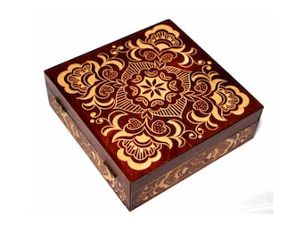Vintage Belarusian Carved Wood Trinket Box: Handmade USSR Decor #63