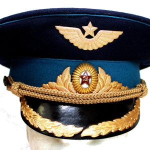 Vintage 1957 Hochwertige authentische Paradekappe für einen fliegenden Luftwaffenoffizier der USSR und Originalkappenabzeichen, hergestellt in Moskau, USSR Extrem selten # 108