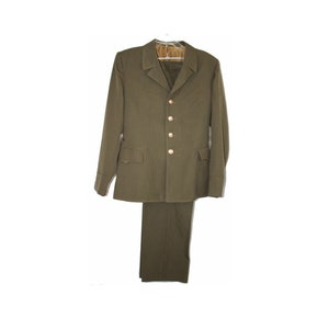 Puede incluir: Uniforme militar verde con chaqueta y pantalón. La chaqueta tiene cuatro botones dorados en la parte delantera.