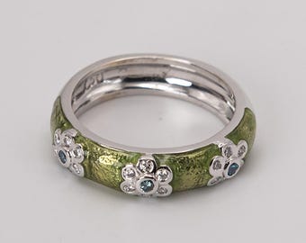 Bague en or blanc 18 carats HPHT, diamants bleus et blancs et émail vert