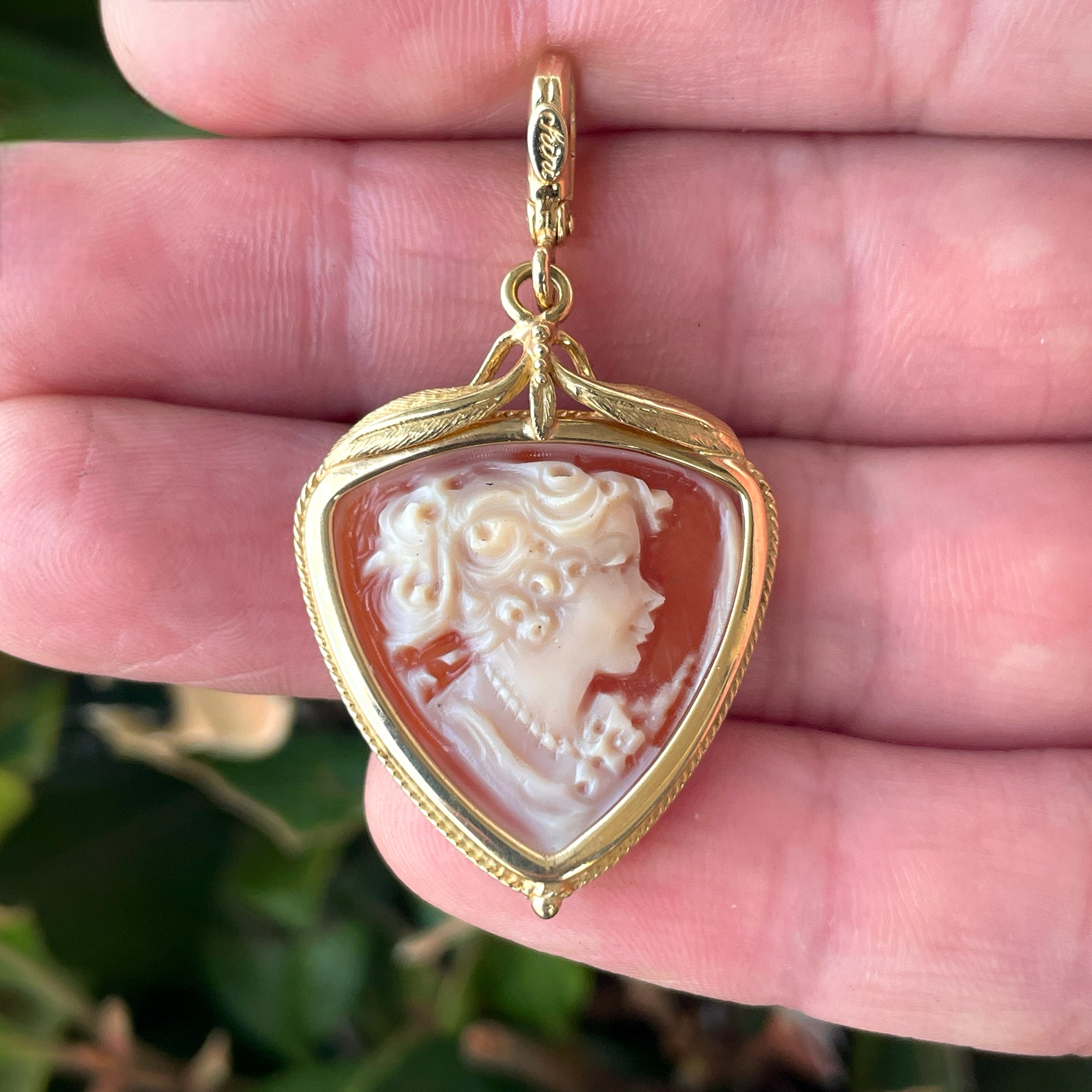Rare 18K Yellow Gold Fratelli Chini Italy Shell Cameo Enhancer Shield Pendant