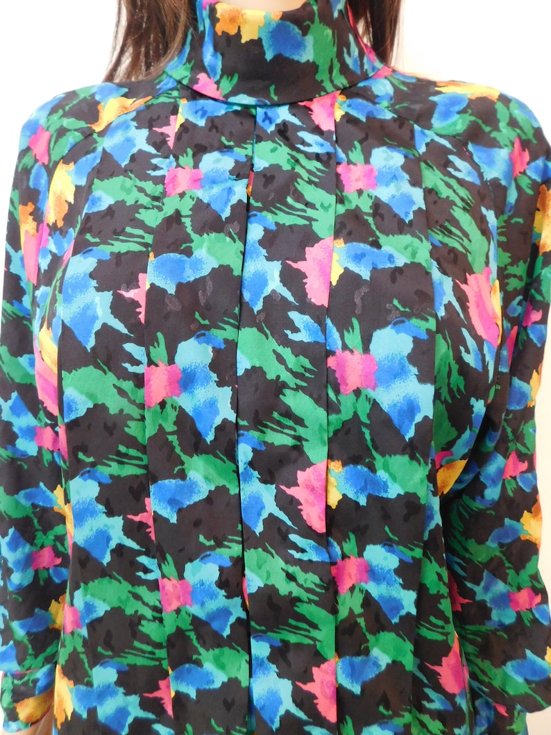 Vintage 80/'s Michelle Stuart secretary blouse-Great above the keyboard look-Vibrant colors-silky material-machine washable-long sleeves