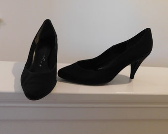black pumps size 3