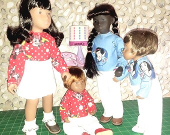 Può includere: Quattro bambole disposte insieme. Una bambola in piedi indossa un top rosso di Minnie e una gonna bianca. Una bambola seduta indossa un top rosso di Minnie abbinato e pantaloni bianchi. Altre due bambole indossano top azzurri di Biancaneve e pantaloni bianchi.