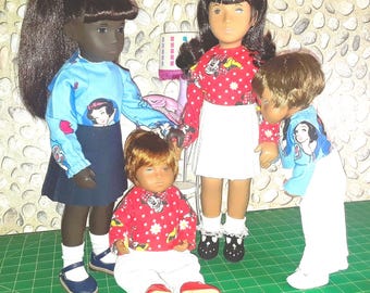 Può includere: Quattro bambole con diverse tonalità di pelle e capelli. Una bambola indossa un top blu di Biancaneve e una gonna blu navy. Un'altra indossa un top rosso di Minnie e una gonna bianca. Una bambola seduta indossa un top rosso di Minnie e pantaloni.