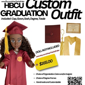 Può includere: Un abito da laurea HBCU personalizzato per bambole, che include un cappello e una veste bordeaux, una fascia dorata e un diploma. L'abito costa $ 165,00 ed è fatto a mano e personalizzabile. La bambola non è inclusa.