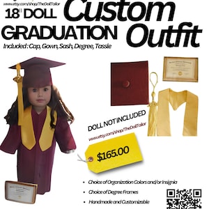 Könnte beinhalten: Ein individuelles 45 cm großes Puppen-Abschlussoutfit in Rotbraun und Gold. Das Outfit beinhaltet eine Kappe, eine Robe, eine Schärpe, ein Diplom und eine Quaste. Der Preis beträgt 165,00 €. Die Puppe ist nicht im Lieferumfang enthalten.