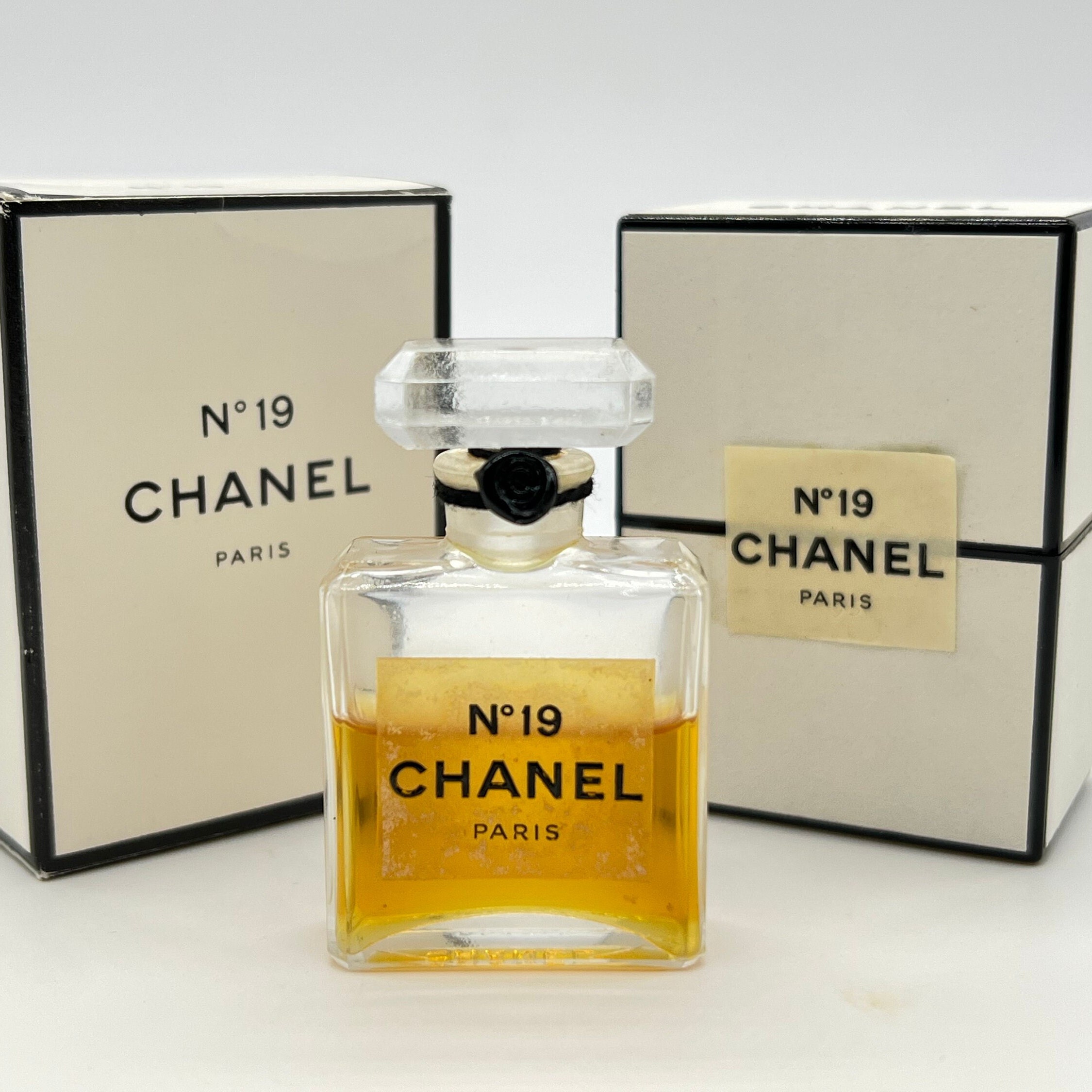 Chanel no 19 extrait 14 ml. Rare original 1970s edition. Sealed