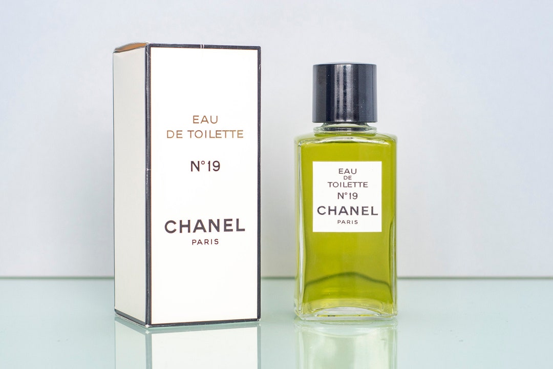 New Sealed 1970s 2 oz splash Vintage Chanel No 19 eau de Toilette splash