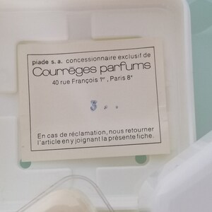 Puede incluir: Una tarjeta blanca con texto negro que dice "piade s.a. concessionnaire exclusif de Courr&egrave;ges parfums 40 rue Fran&ccedil;ois 1", Paris 8" y "En cas de r&eacute;clamation, nous retourner l'article en y joignant la pr&eacute;sente fiche."