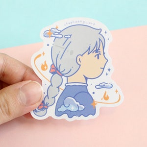 Może przedstawiać: Wycięta naklejka przedstawiająca profil postaci z kresk&oacute;wki z szarymi włosami w warkoczu, ubranej w niebieską sukienkę. Naklejka ma akcenty chmur i ognia, z tekstem "stephuang-art" u g&oacute;ry.