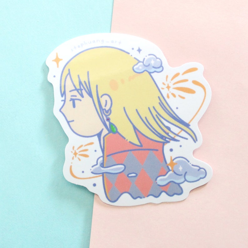 Może przedstawiać: Wycięta naklejka z kresk&oacute;wkową ilustracją postaci z blond włosami, ubranej w czerwono-szary wz&oacute;r. Naklejka ma białą obw&oacute;dkę i zawiera elementy dekoracyjne, takie jak chmury i gwiazdy.