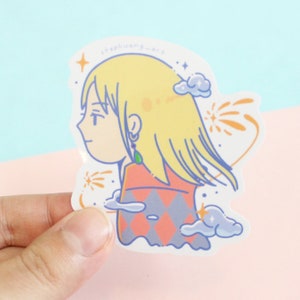 Może przedstawiać: Naklejka z kresk&oacute;wkową ilustracją postaci z blond włosami, ubranej w czerwono-szary wz&oacute;r. Naklejka ma białą obw&oacute;dkę i zawiera tekst "stephuang-art". Elementy dekoracyjne obejmują chmury i rozbłyski gwiazd.