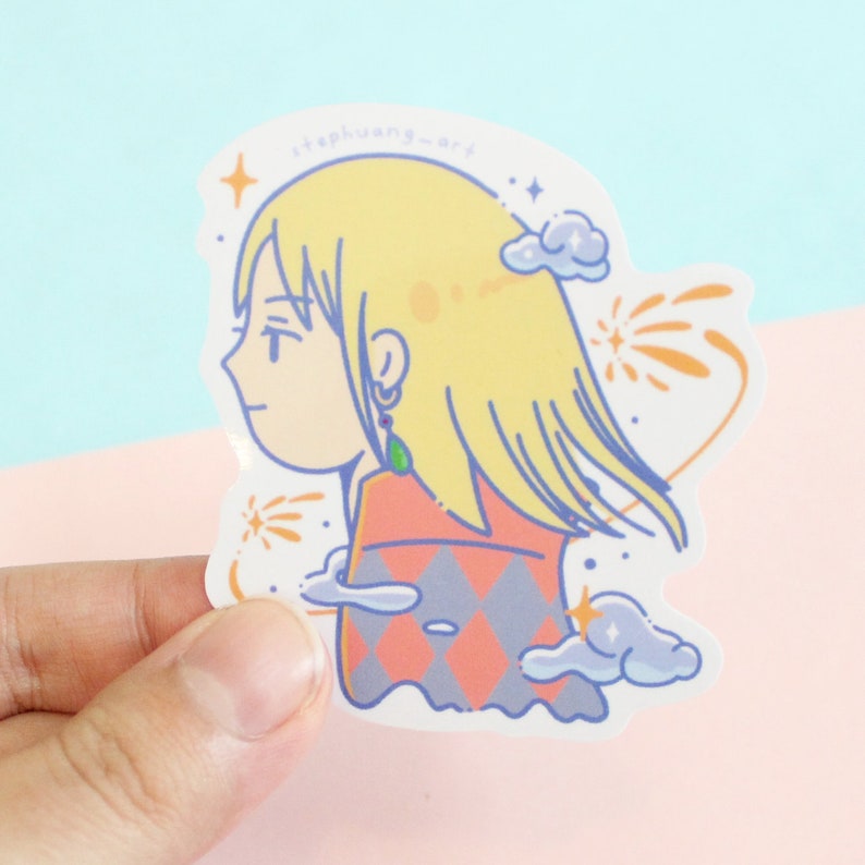 Może przedstawiać: Naklejka z kresk&oacute;wkową ilustracją postaci z blond włosami, ubranej w czerwono-szary wz&oacute;r. Naklejka ma białą obw&oacute;dkę i zawiera tekst "stephuang-art". Elementy dekoracyjne obejmują chmury i rozbłyski gwiazd.