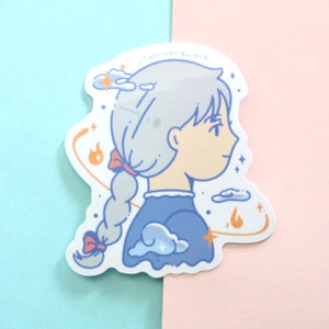 Może przedstawiać: Wycięta naklejka z kresk&oacute;wkową ilustracją osoby z szarymi włosami w warkoczu, ubranej w niebieską sukienkę. Projekt zawiera chmury, gwiazdy i płomienie. Naklejka zawiera tekst "stephuang-art".