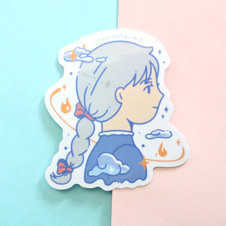 Może przedstawiać: Wycięta naklejka z kresk&oacute;wkową ilustracją osoby z szarymi włosami w warkoczu, ubranej w niebieską sukienkę. Projekt zawiera chmury, gwiazdy i płomienie. Naklejka zawiera tekst "stephuang-art".