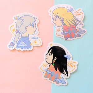 Może przedstawiać: Trzy wycięte naklejki z ilustracjami postaci w stylu anime w profilu. Każda naklejka ma białą obw&oacute;dkę i przedstawia osobę ze stylizowanymi włosami, chmurami i rozbłyskami gwiazd. Paleta kolor&oacute;w obejmuje niebieski, pomarańczowy i r&oacute;żowy.