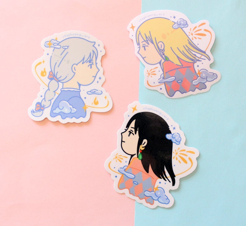 Może przedstawiać: Trzy wycięte naklejki z ilustracjami postaci w stylu anime w profilu. Każda naklejka ma białą obw&oacute;dkę i przedstawia osobę ze stylizowanymi włosami, chmurami i rozbłyskami gwiazd. Paleta kolor&oacute;w obejmuje niebieski, pomarańczowy i r&oacute;żowy.
