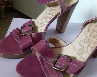 purple strappy buckle sandels