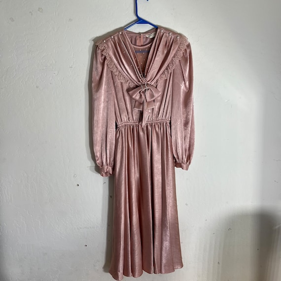 Vintage Genetpelsone Dress Pink Lace Pleated Bow Collar Elastic Waist Long Sleeve