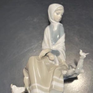 Lladro Figurine  #4576 &quot;New Shepherdess&quot;