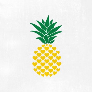 Puede incluir: Una piña verde con un patrón de corazón amarillo.