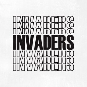 Op de afbeelding: Zwart-wit grafisch ontwerp met het woord "INVADERS" dat meerdere keren in een gelaagd effect wordt herhaald.