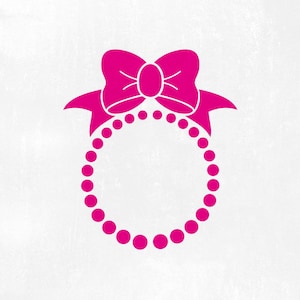 Könnte beinhalten: Eine rosa Schleife mit einem Kreis aus rosa Perlen darum. Die Schleife ist in der Mitte des Perlenkreises.