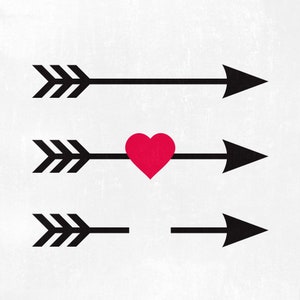 Op de afbeelding: Drie zwarte pijlen met veren wijzen naar rechts. De middelste pijl heeft een rood hart in het midden.