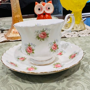 Royal Albert Tea Cup And Saucer Forget Me Not Rose Pink Roses Gold Trim Edge Made In England Bone China 5.4 Oz Capacity