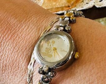 Disney Mickey Mouse Face Montre analogique avec tête de Mickey argentée et dorée Strass transparents Étanche à l'eau Nécessite une nouvelle pile remplacée