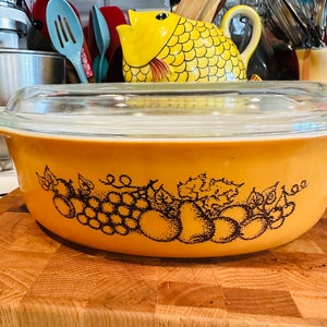 Pyrex Old Orchard 2 1/2 Qt. Oval Casserole Dish With Clear Lid Made In The USA