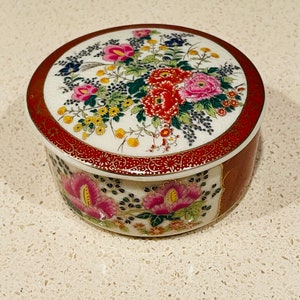 Caja de anillo de abalorio de jardín japonés caja de cerámica pintado a mano oriental japonés floral plato cubierto the Orient Inc. hecho en Japón Hollywood Calif