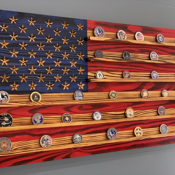 Challenge Coin Display Rack Holder - Drapeau américain rustique - Présentoir à pièces militaires 37 "x 19,5"