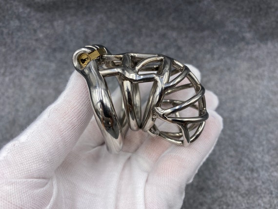 Dispositivo di castità maschile in acciaio inossidabile Kink Shape Cock Cage  65mm / 2.56inch lunghezza con anello di base incernierato -  Italia