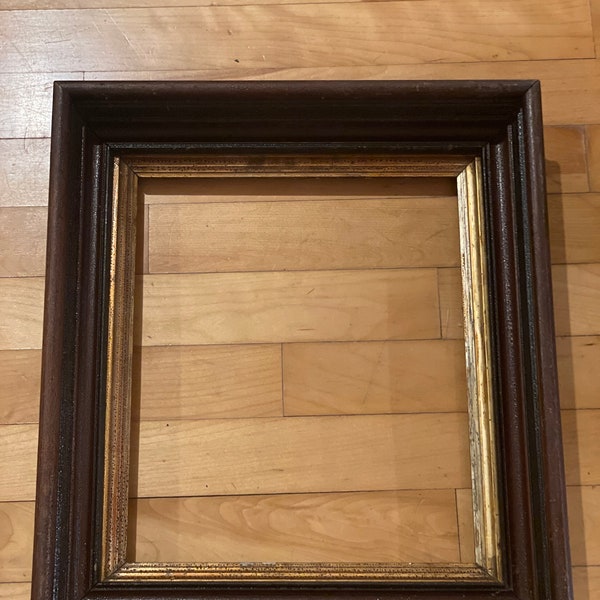 A wonderful 1800s walnut shadow frame box  in good original condition.