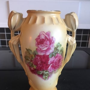 Hübsches kleines Paar antiker österreichischer Vasen mit Rosen und einzigartigen Henkeln,