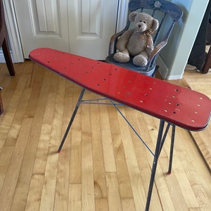 Table à repasser rouge en métal pour enfant, vintage des années 60