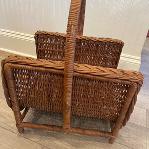 Wicker basket to hold magazines, , kindling, towels, books 画像 3