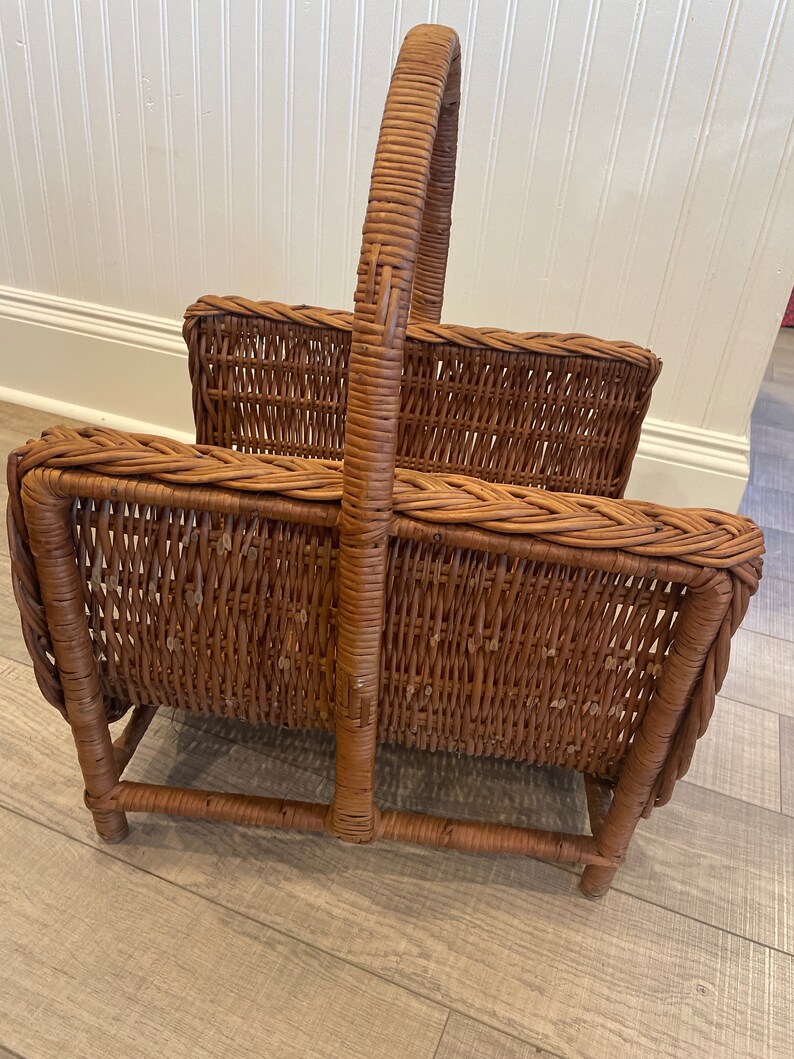 Wicker basket to hold magazines, , kindling, towels, books 画像 3