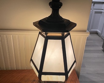 Una impresionante lámpara colgante vintage de latón y vitral, estilo Mid-Century Modern, con globo de vidrio esmerilado.