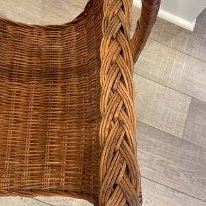 Wicker basket to hold magazines, , kindling, towels, books 画像 2