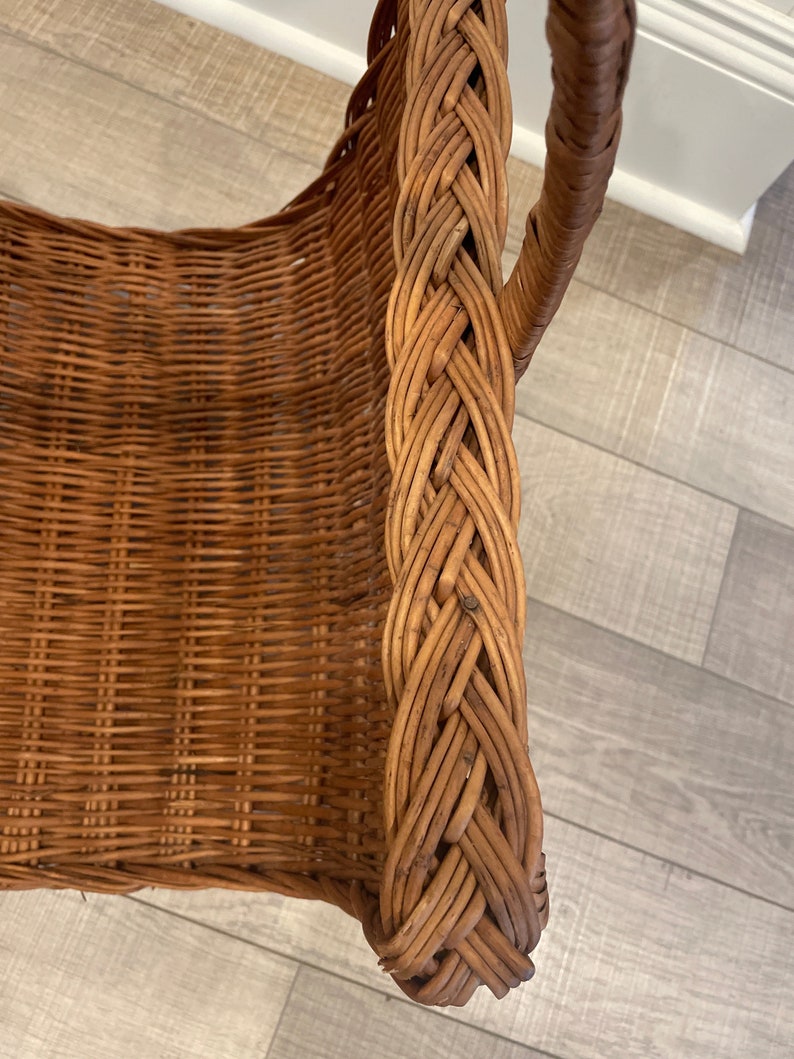 Wicker basket to hold magazines, , kindling, towels, books 画像 2