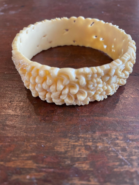 Collection of vintage celluloid  bangle flower br… - image 4