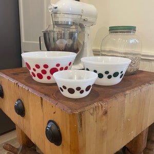 Vtg set of 3 Graduated Federal Glass  Polka Dot Bowls in fantastic condition