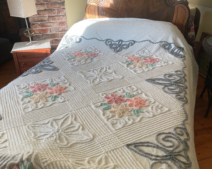 Vintage Cottage Shabby Chic Chenille Bedspread 94 X 100 Etsy