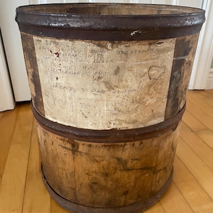 Contenedor de madera tipo barril de fabricación militar canadiense con aros de metal.