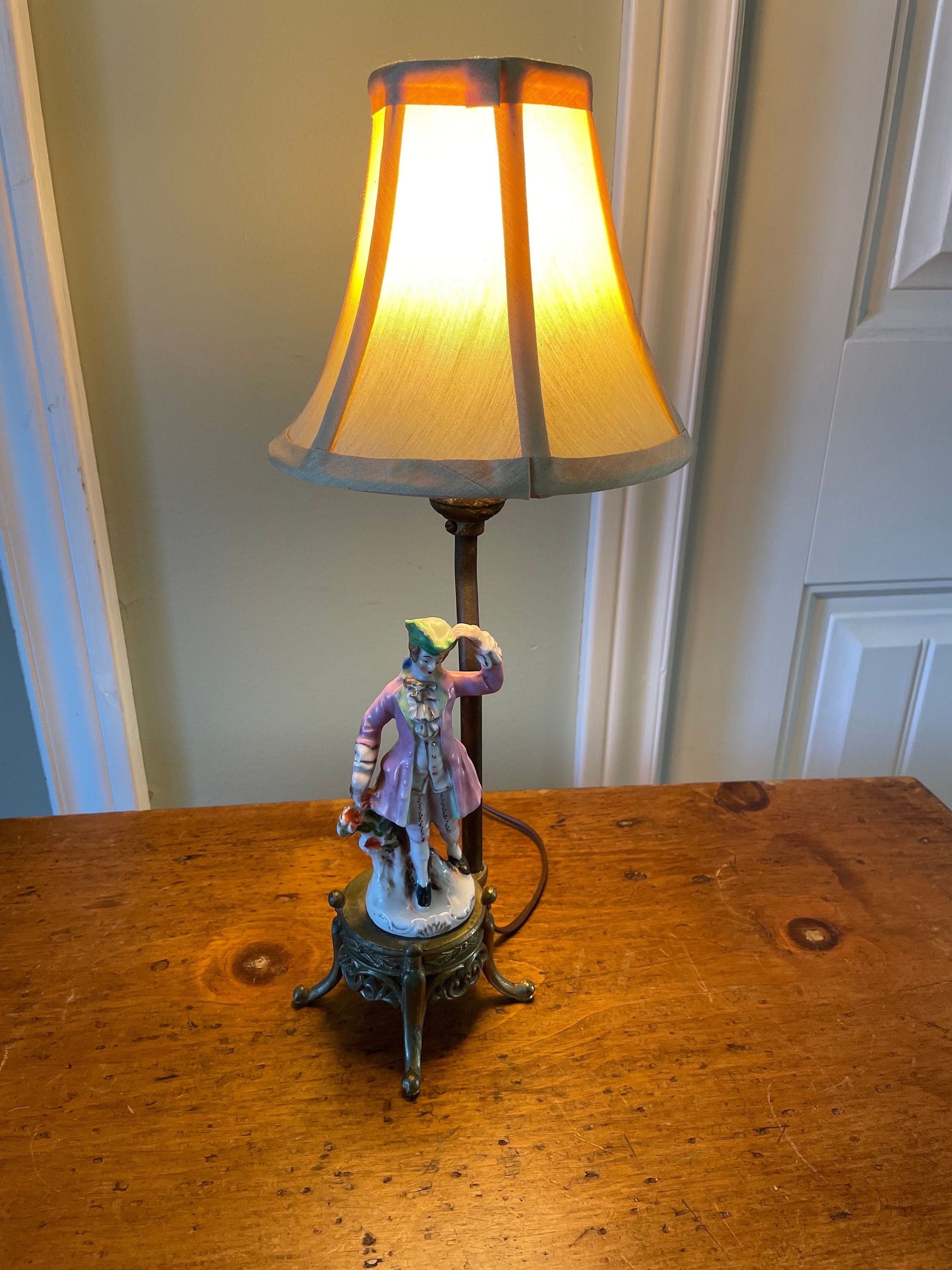Antique victorian style figural hand painted porcelain lamp on brass base